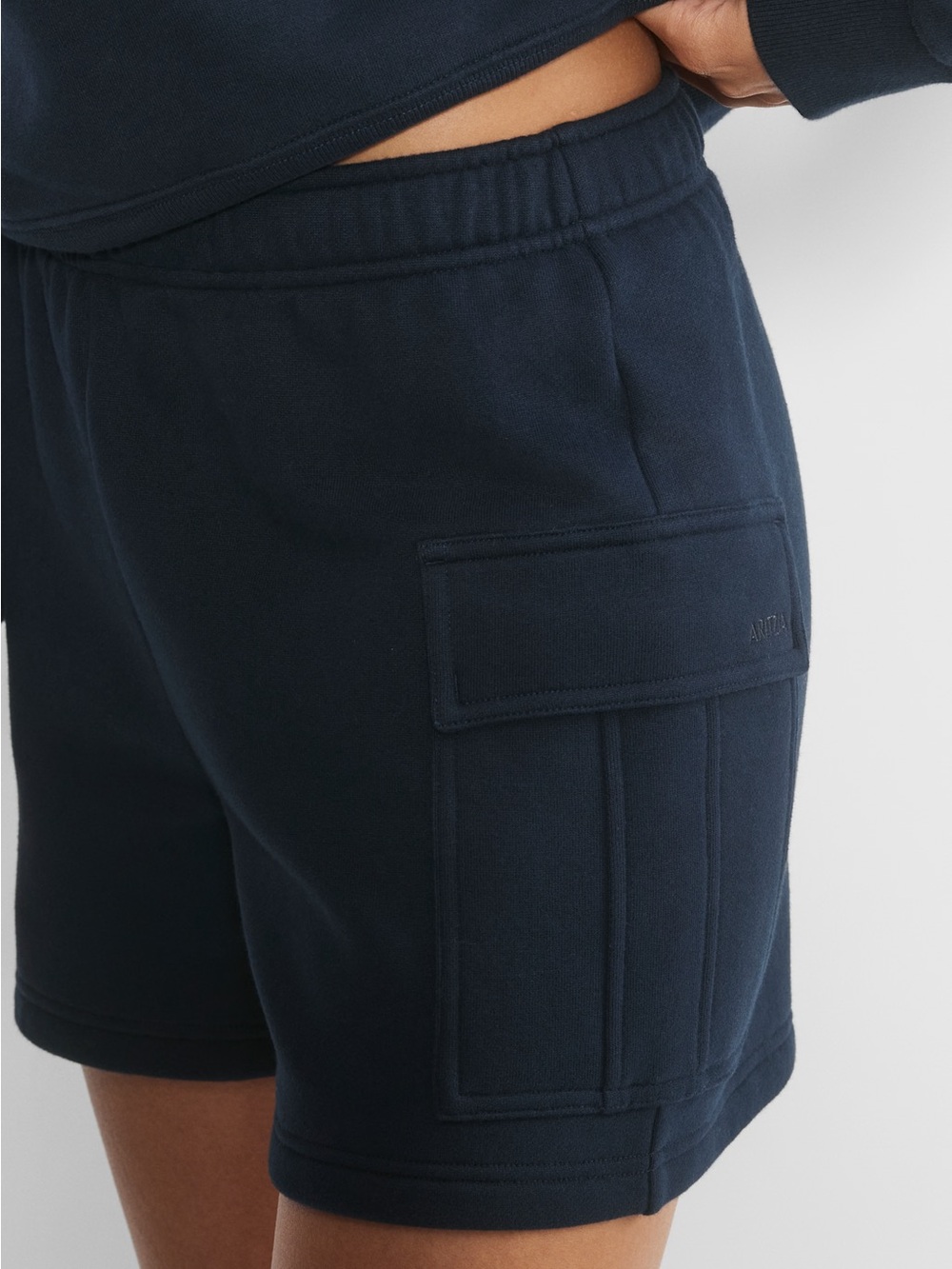Aritzia Cozy Sweatfleece Admiral Mega Cargo Mid-Thigh Short (4in inseam)